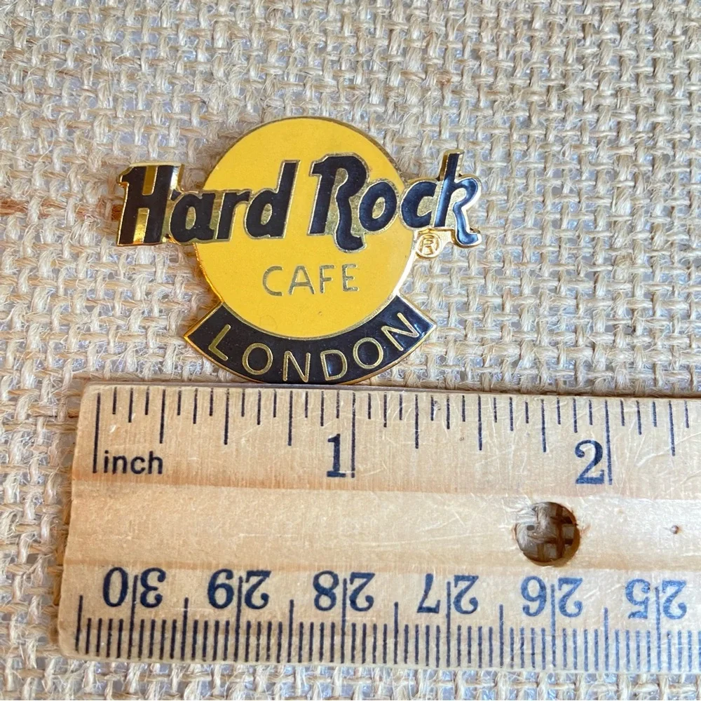 Hard Rock Cafe London England UK collectible pin goldtone metal in black yellow